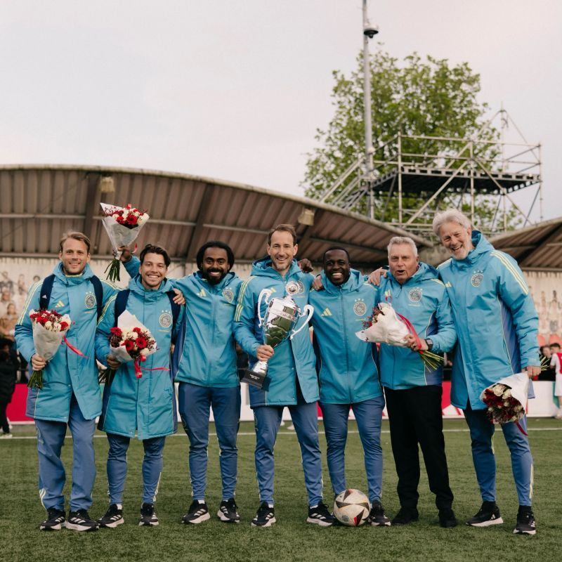 Onder het toeziend oog van assistent-trainer Lesly de Sa heeft zijn team Ajax O14 de KNVB Bekerfinale gewonnen, waarmee hij zijn eerste prijs in zijn loopbaan als trainer behaalde.