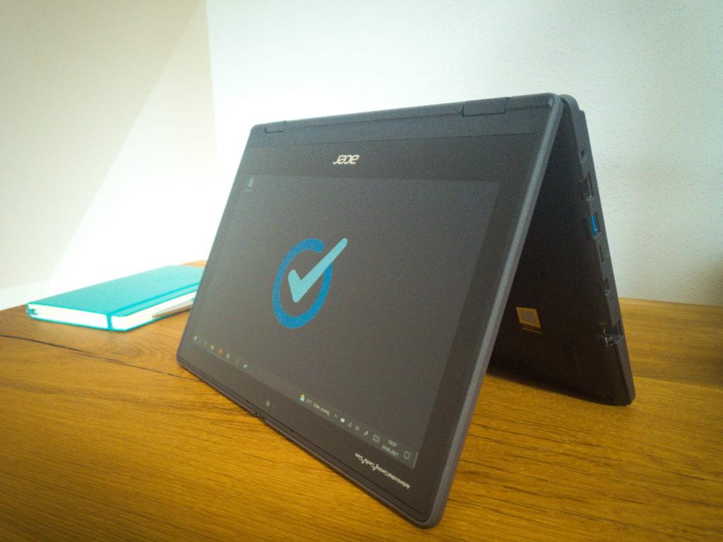 schwarzer Laptop im "Zeltmodus" mit blauem Logo