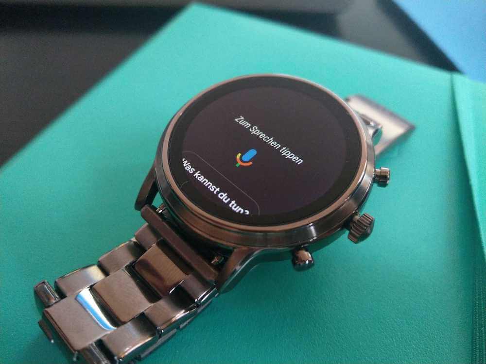 Smartwatch mit Displayanzeige: "zum Sprechen tippen"