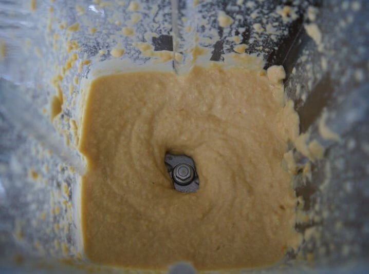 Hummus im Mixbehälter