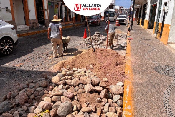 Realizan bacheo en calles de la colonia Centro de Puerto Vallarta