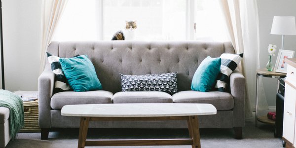 Consejos prácticos y fáciles para limpiar un sofá y mantenerlo