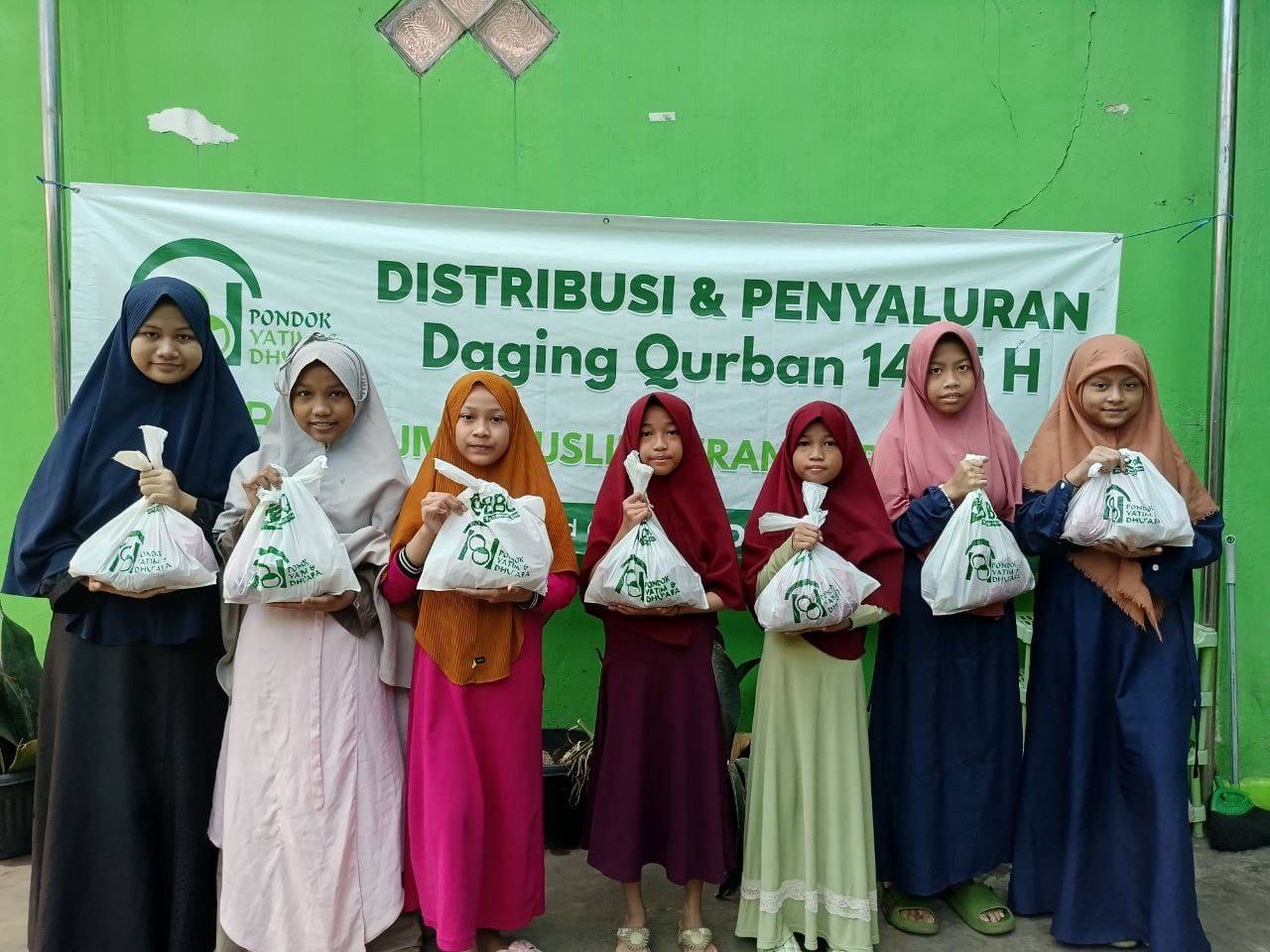 anak yatim menerima daging qurban