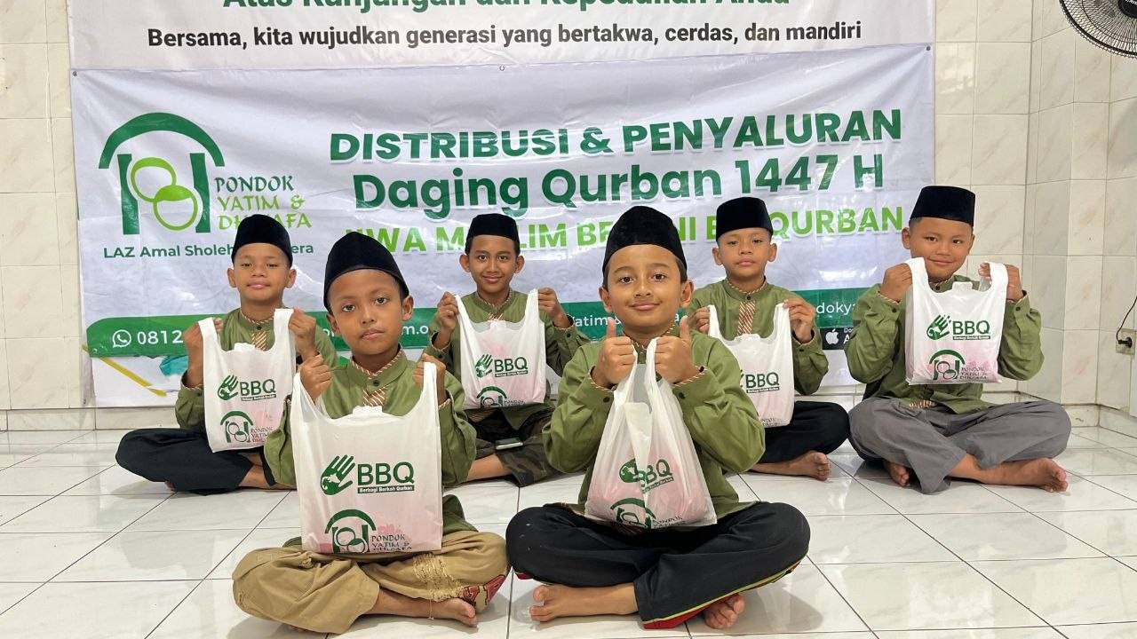Anak-anak Asuh di Pondok Yatim & Dhu'afa Sangat Senang Bisa Makan Daging Qurban