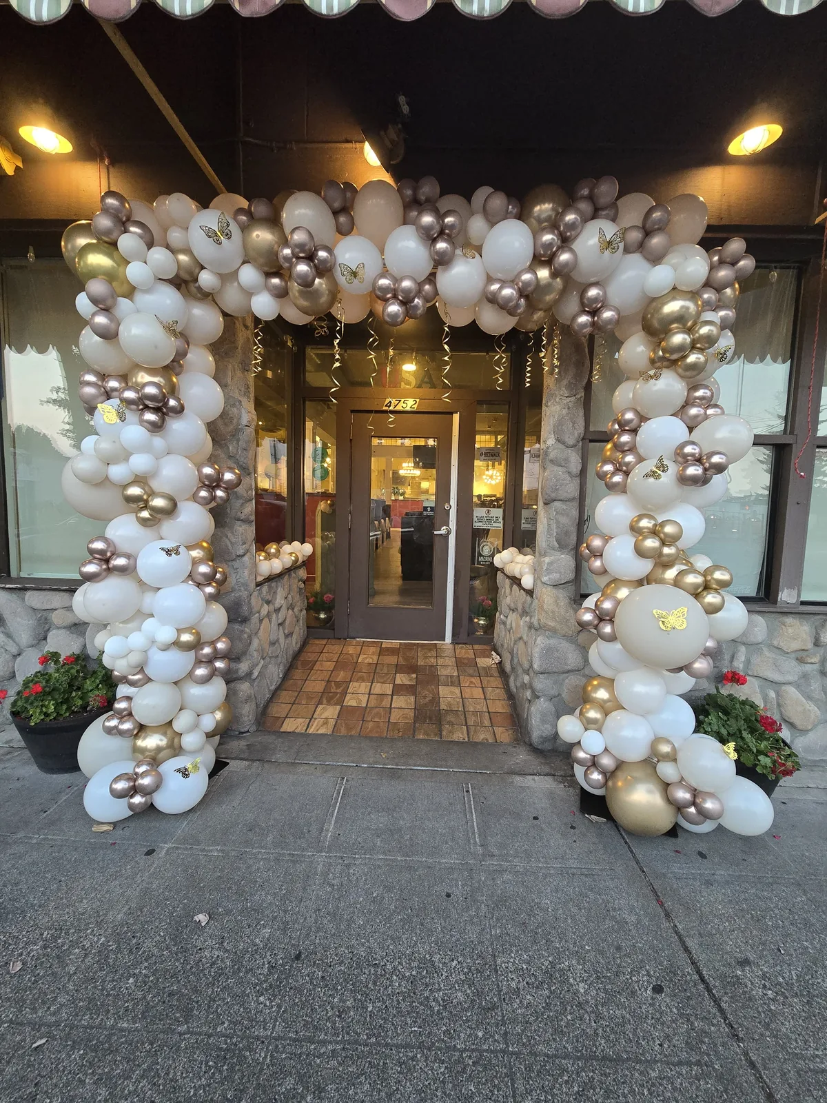 ivory-gold-balloon-entrance-01