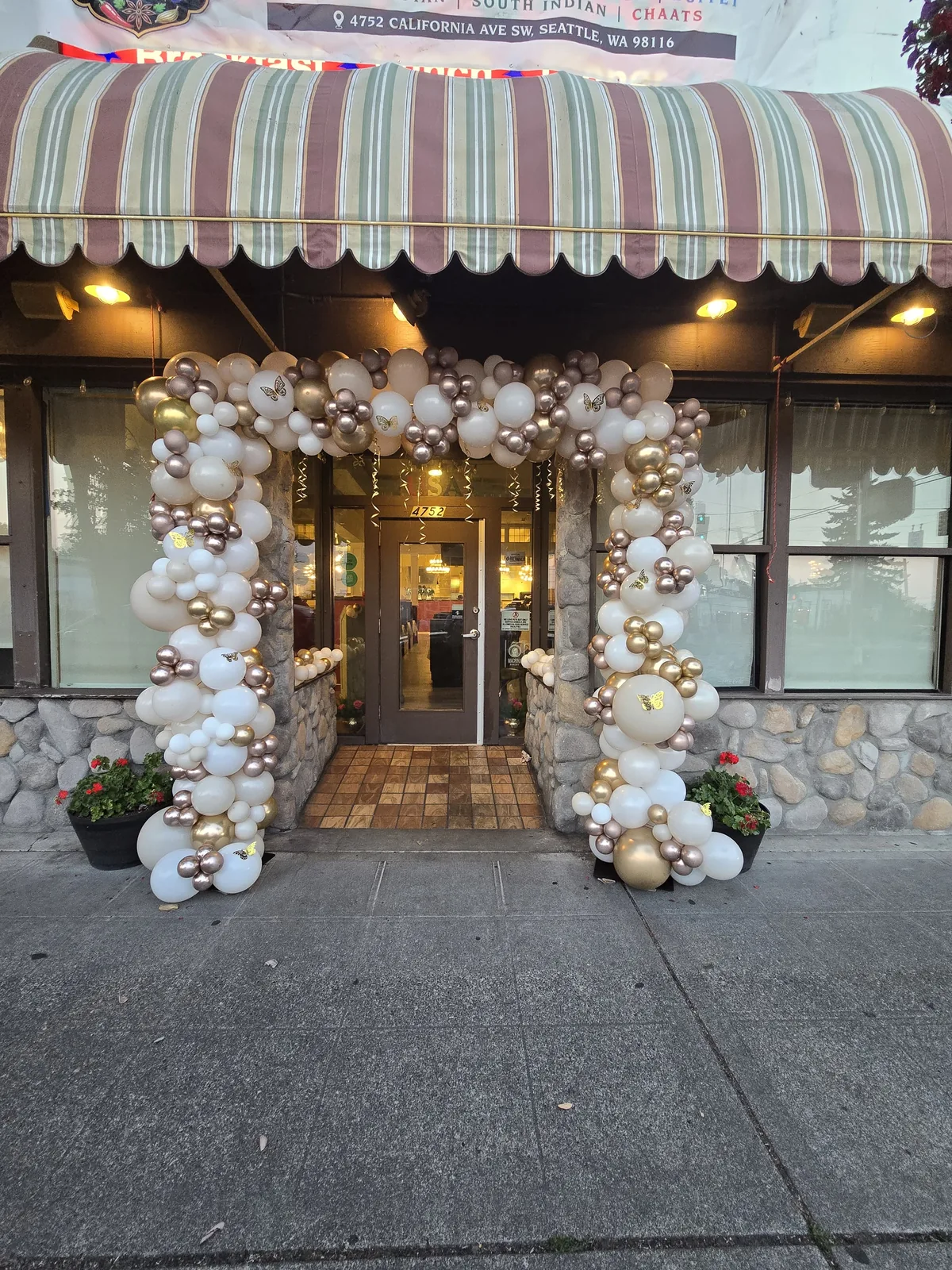 ivory-gold-balloon-entrance-02