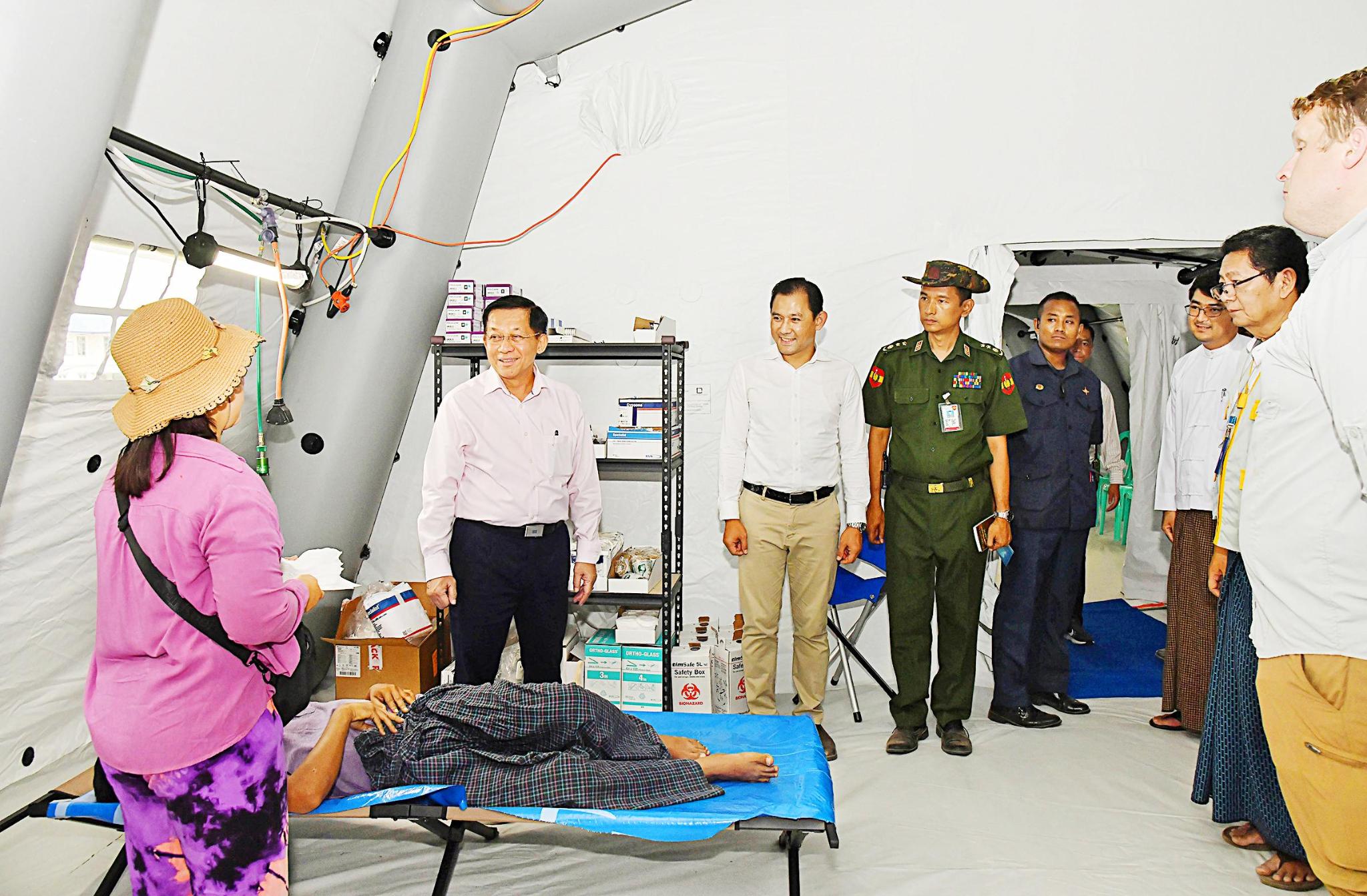 နေပြည်တော်တွင် ဖွင့်လှစ်ထားသည့် ခရစ်ယာန်ဘာသာ အကူအညီပေးရေးအဖွဲ့ဖြစ်သော Samaritan’s Purse ၏ မြေပြင်ရွှေ့ပြောင်း ဆေးရုံကို ၂၀၂၅ ခုနှစ် ဧပြီလ ၉ ရက်နေ့က မြန်မာ စစ်ခေါင်းဆောင် သွားရောက် ကြည့်ရှုစဉ်။ (ဓာတ်ပုံ - The Global New Light of Myanmar)