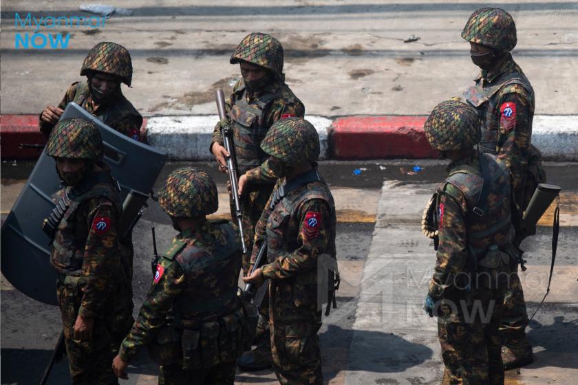၂၀၂၁ ခုနှစ် မတ်လအတွင်းက ရန်ကုန်မြို့တွင် တွေ့ရသည့် အာဏာသိမ်းစစ်တပ်၏ တပ်ဖွဲ့ဝင်များ။ (ဓာတ်ပုံ - Myanmar Now)