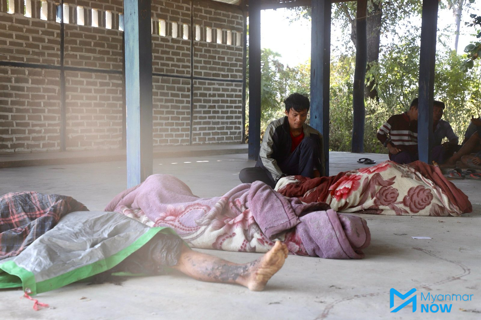 ခင်ဦး ကုန်းကြီးရွာ လေကြောင်းတိုက်ခိုက်မှုတွင် သေဆုံးသွားသူများအနီး တွေ့ရသော မိသားစုဝင်တစ်ဦး။ (ဓာတ်ပုံ- မိုးဦး/ Myanmar Now)