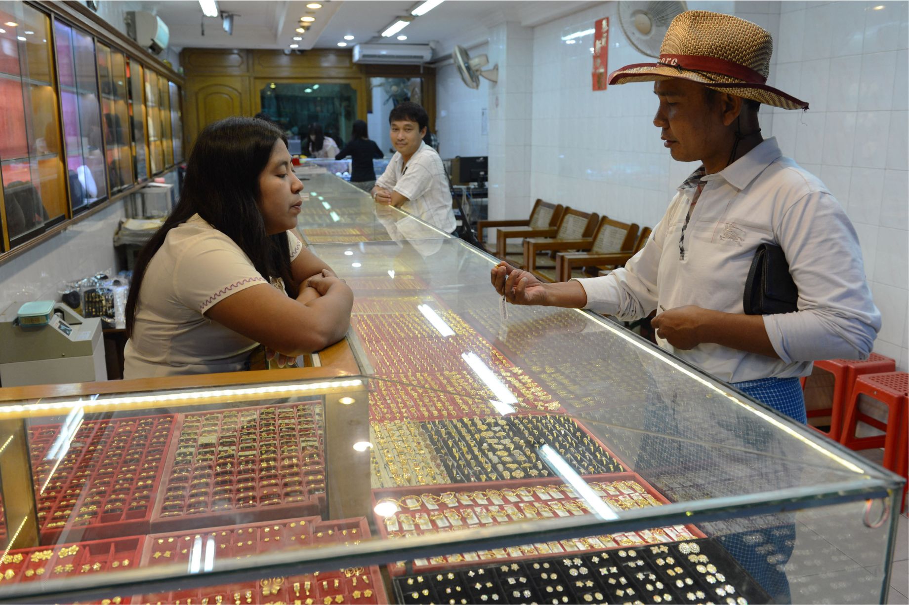 ရန်ကုန်မြို့ရှိ ရွှေဆိုင်တစ်ဆိုင်ကို ၂၀၁၆ ခုနှစ်အတွင်းက တွေ့ရစဉ်။ (ဓာတ်ပုံ − AFP)