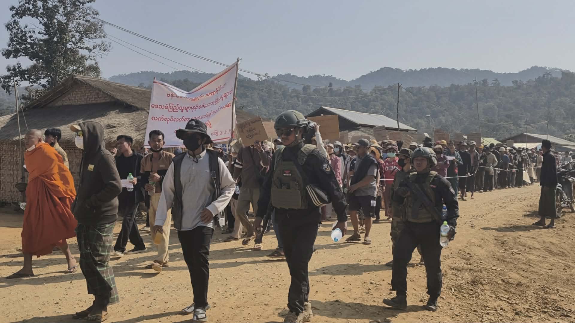 စစ်ကိုင်းတိုင်း၊ ဗန်းမောက်မြို့နယ်တွင် လက်လုပ်လက်စားရွှေတူးဖော်ရေးအခွင့်အလမ်းရရှိရန် ဖေဖော်ဝါရီလ ၉ ရက်က ဆန္ဒပြစဉ်။ ဓာတ်ပုံ - ပေးပို့