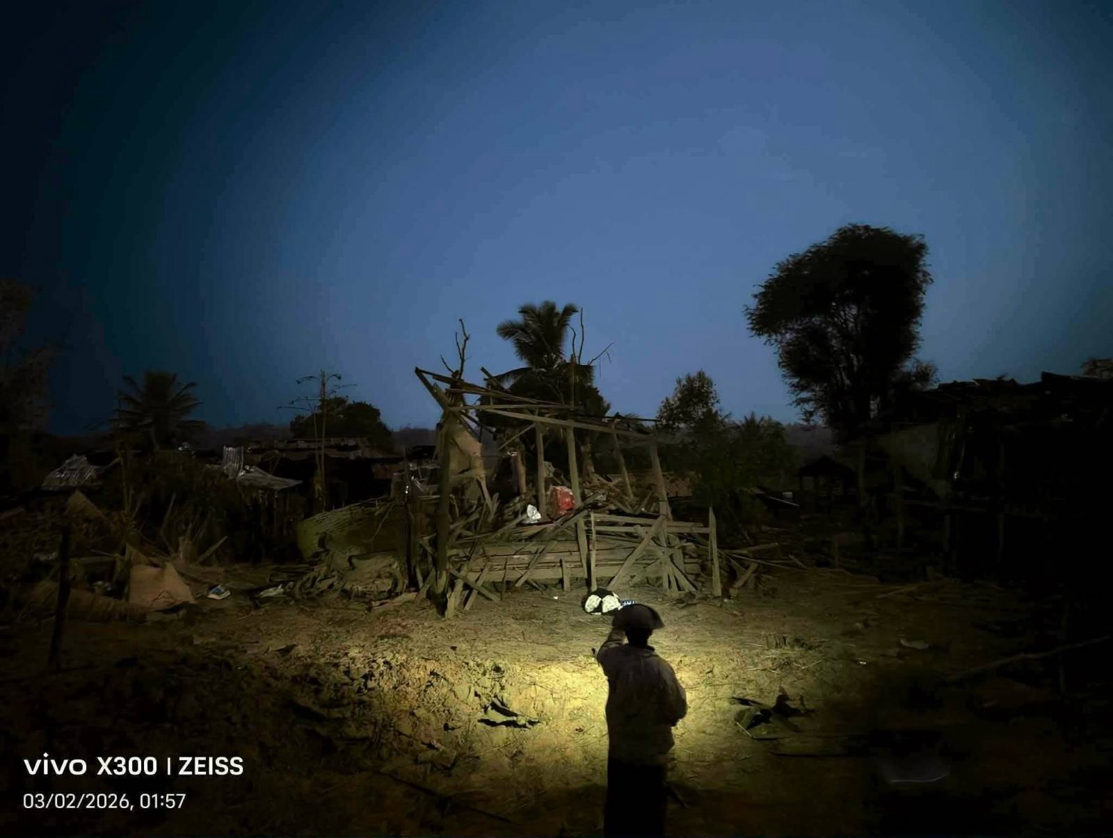စစ်ကိုင်းတိုင်း၊ ပင်လည်ဘူးမြို့နယ်ကို မတ်လ ၁ ရက်နေ့ ညက လေကြောင်းတိုက်ခိုက်မှုအပြီး အပျက်အစီးများ ။ (ဓာတ်ပုံ- ပေးပို့)