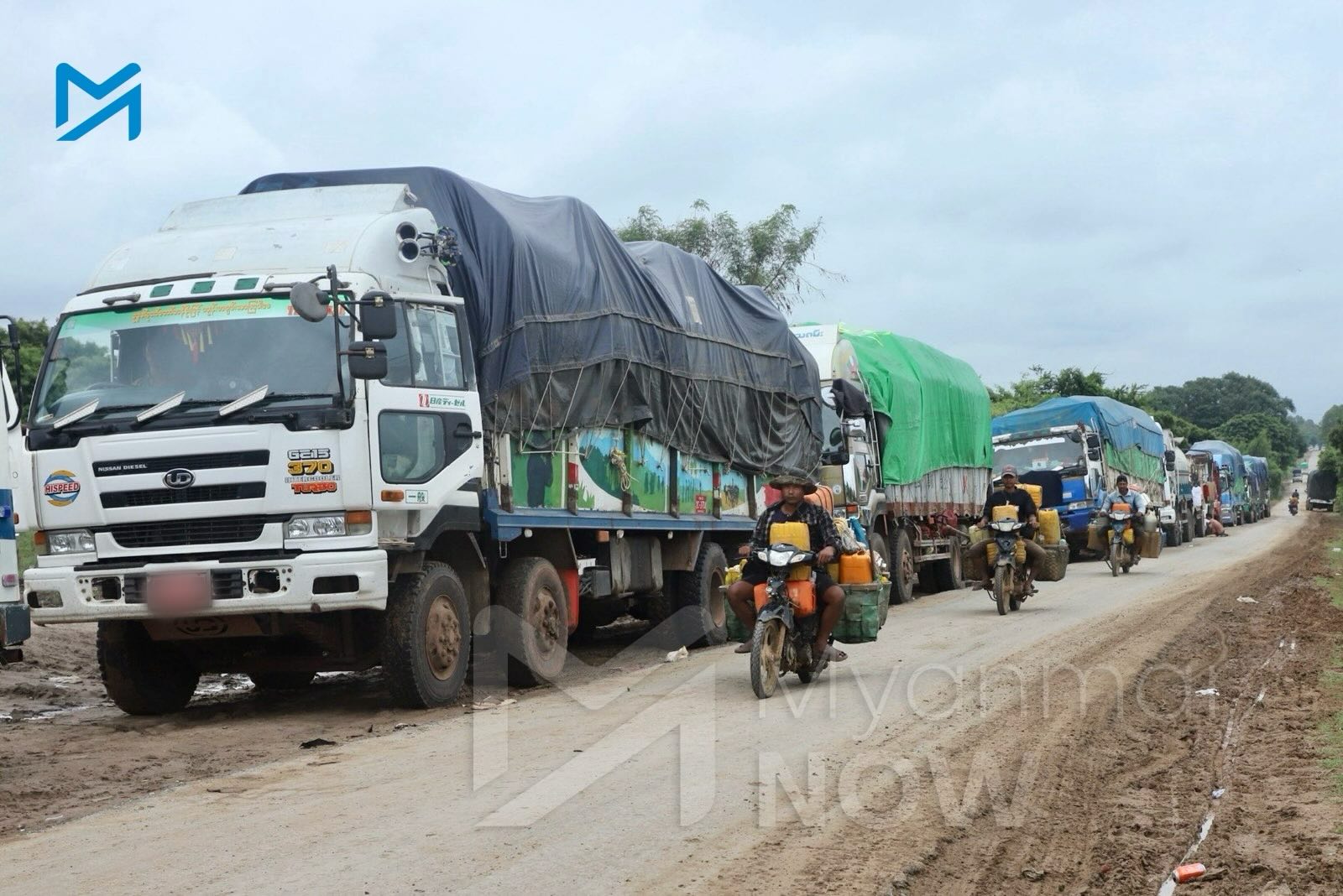 တိုက်ပွဲများကြောင့် စစ်ကိုင်းတိုင်း ခင်ဦးနှင့်ကန့်ဘလူမြို့နယ်လမ်းပိုင်း ရွှေဘို-မြစ်ကြီးနား ကားလမ်းပေါ်၌ ရပ်နားနေသည့် ကုန်တင်ယာဉ်အချို့ကို ၂၀၂၅ ခုနှစ် ဩဂုတ်လတွင် တွေ့ရစဉ်။ (ဓာတ်ပုံ-မိုးဦး)