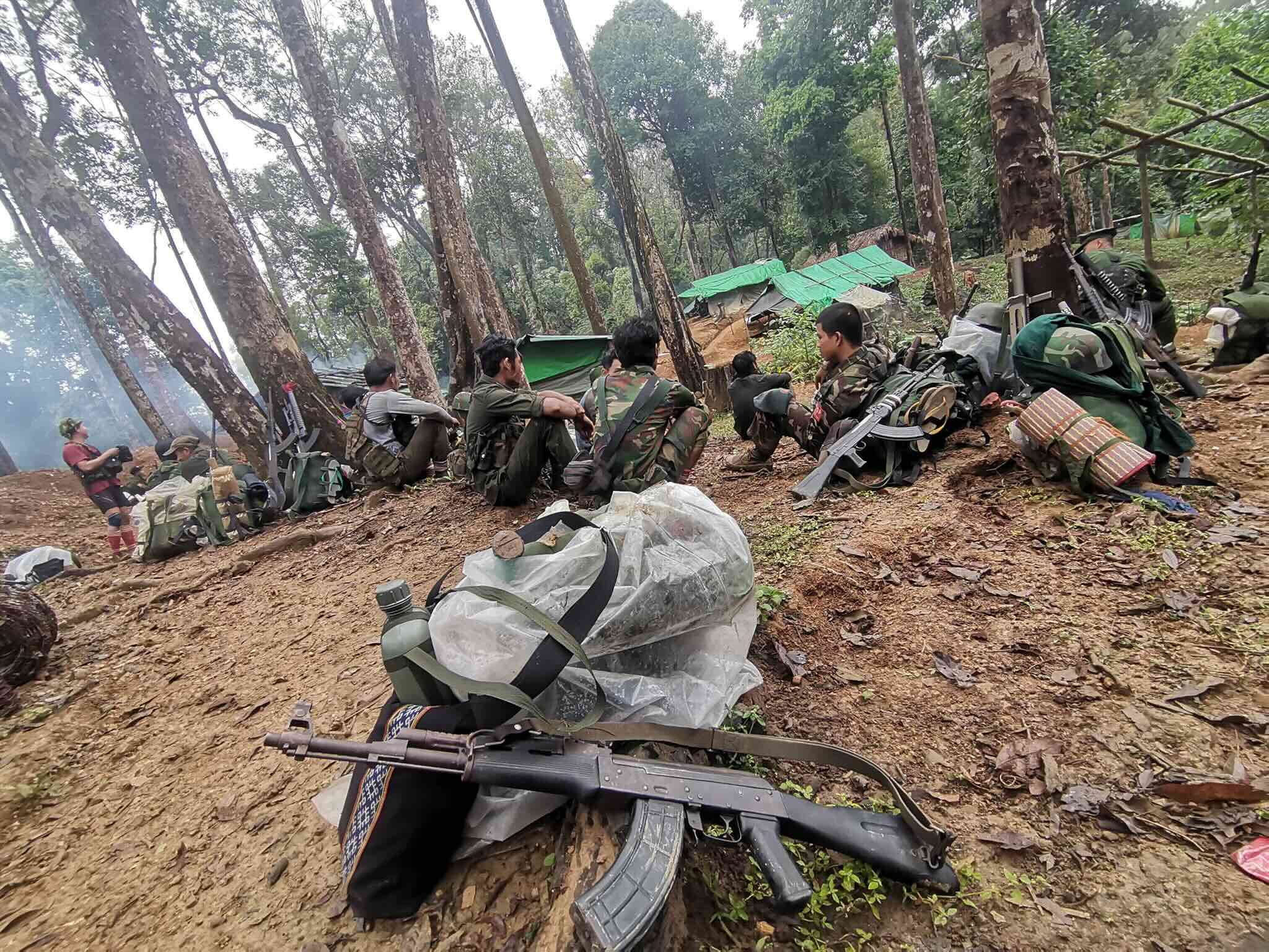 ကချင်ပြည်နယ်အတွင်း လှုပ်ရှားနေသည့် တော်လှန်ရေးတပ်ဖွဲ့အဝင်အချို့ကို ၂၀၂၅ ခုနှစ် မေလအတွင်း တွေ့ရစဉ်။ (ဓာတ်ပုံ- Sirinda)