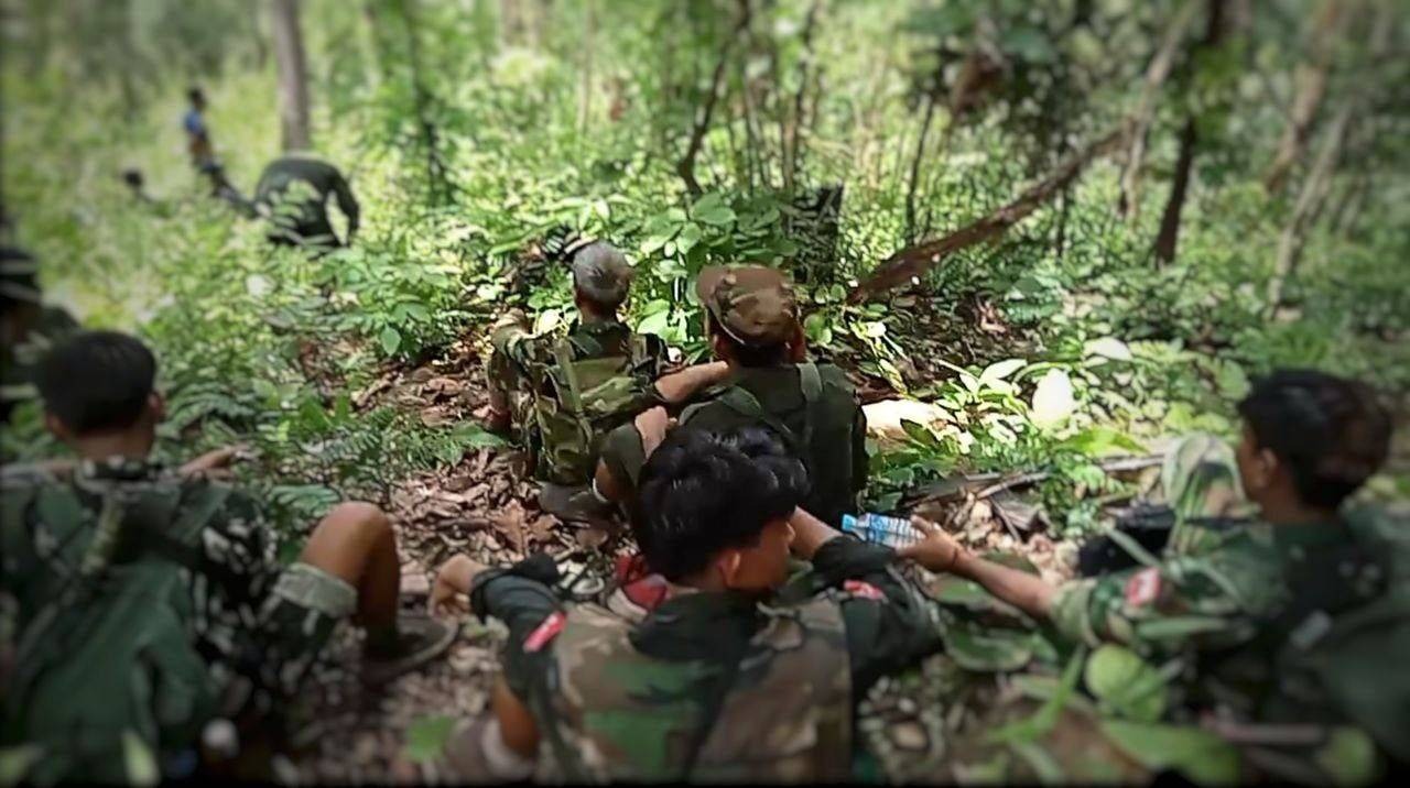 စစ်ကိုင်းတိုင်း အင်းတော်မြို့နယ်တွင် လှုပ်ရှားနေသည့် PDF တပ်ဖွဲ့ဝင်များကိုတွေ့ရစဉ်။ (ဓာတ်ပုံ - ပေးပို့)