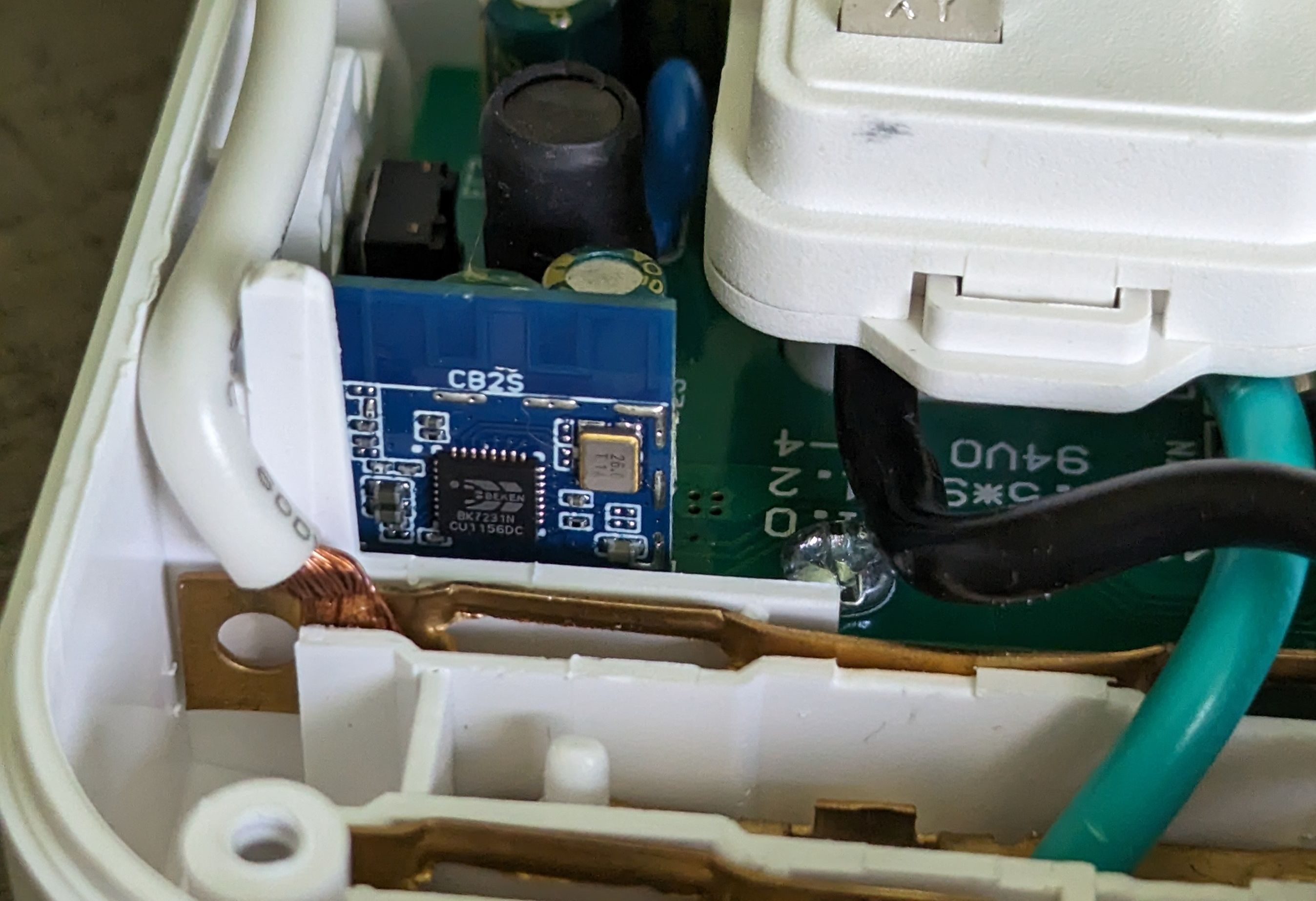 Philips Smart Outlet Close-up of microcontroller