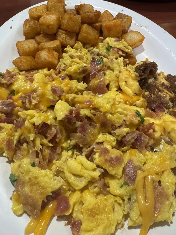 Egg Scramble at Eggs 'N Things   Waikiki Beach Eggspress