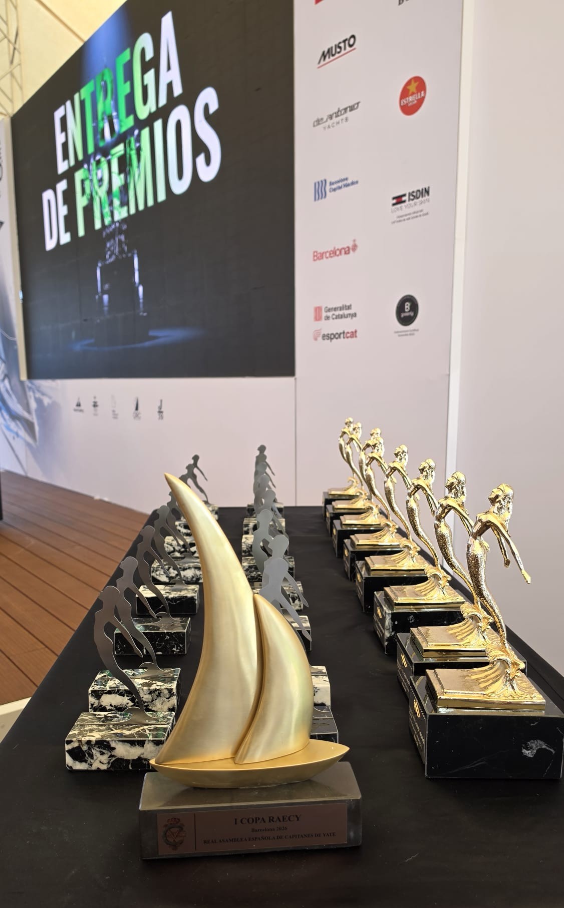 Trofeo entregado al ganador de la I COPA RAECY