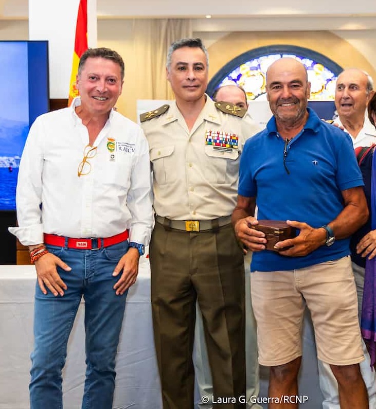 Entrega del trofeo por parte de la delegación de Baleares de la RAECY