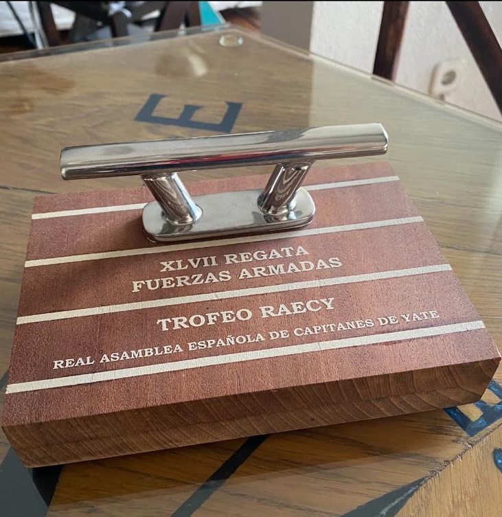 Detalle del trofeo entregado en la regata