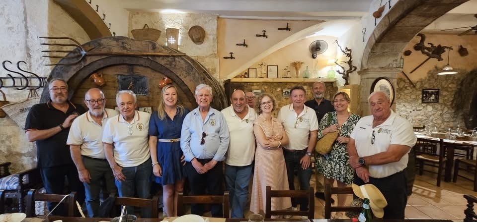 Socios y acompañantes en un Celler típico de Inca