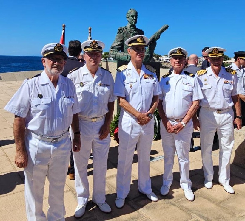 Representantes y delegación durante el homenaje
