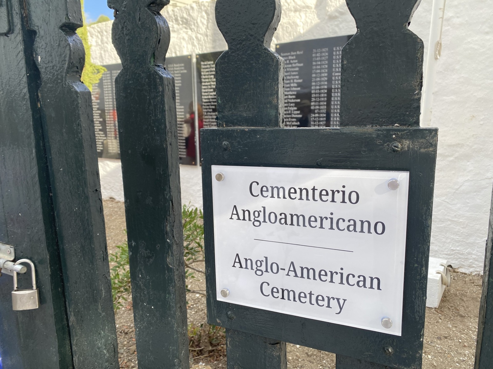 Acto de homenaje en el Cementerio Angloamericano