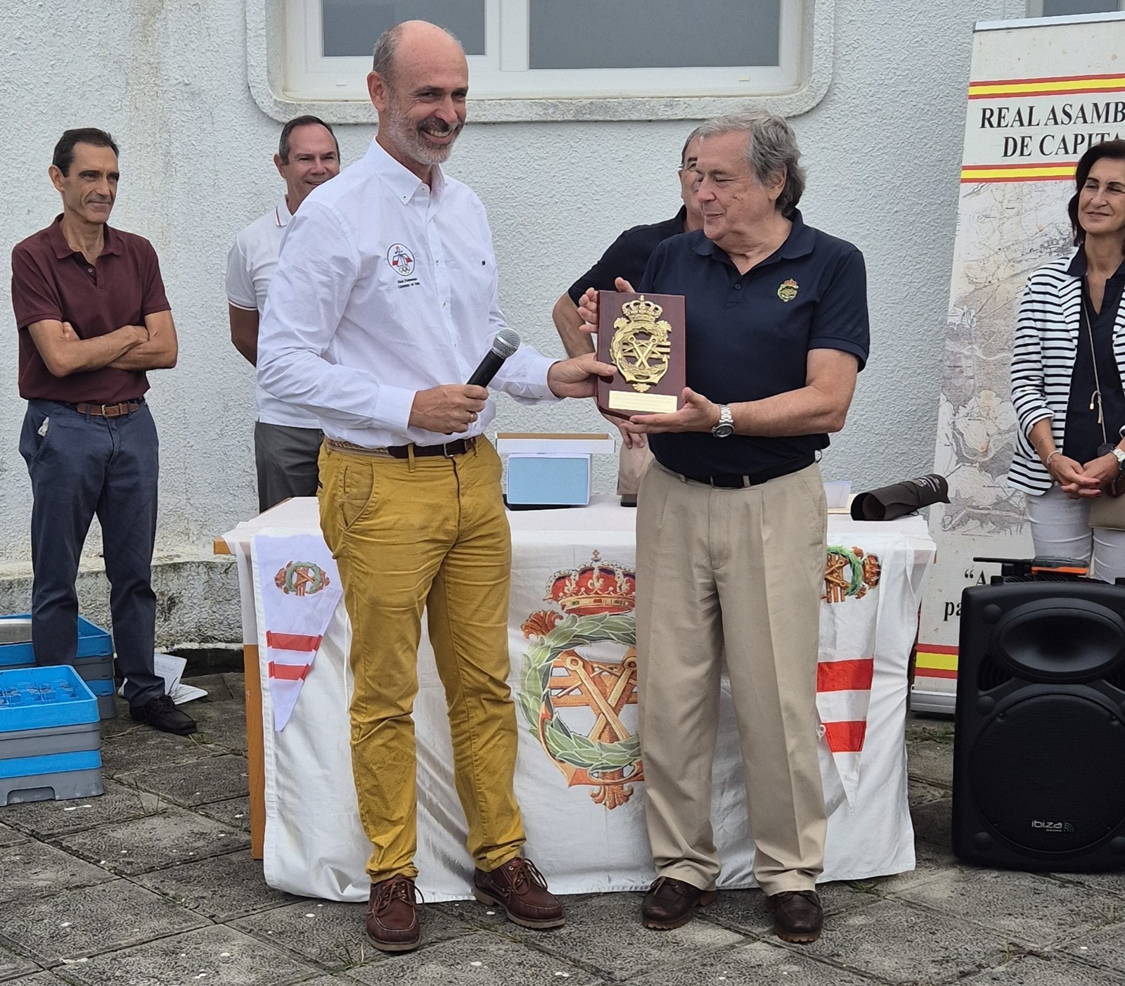 Entrega de la metopa RAECY a Fernando Mirapeix, Presidente de la Real Federación Cántabra de Vela