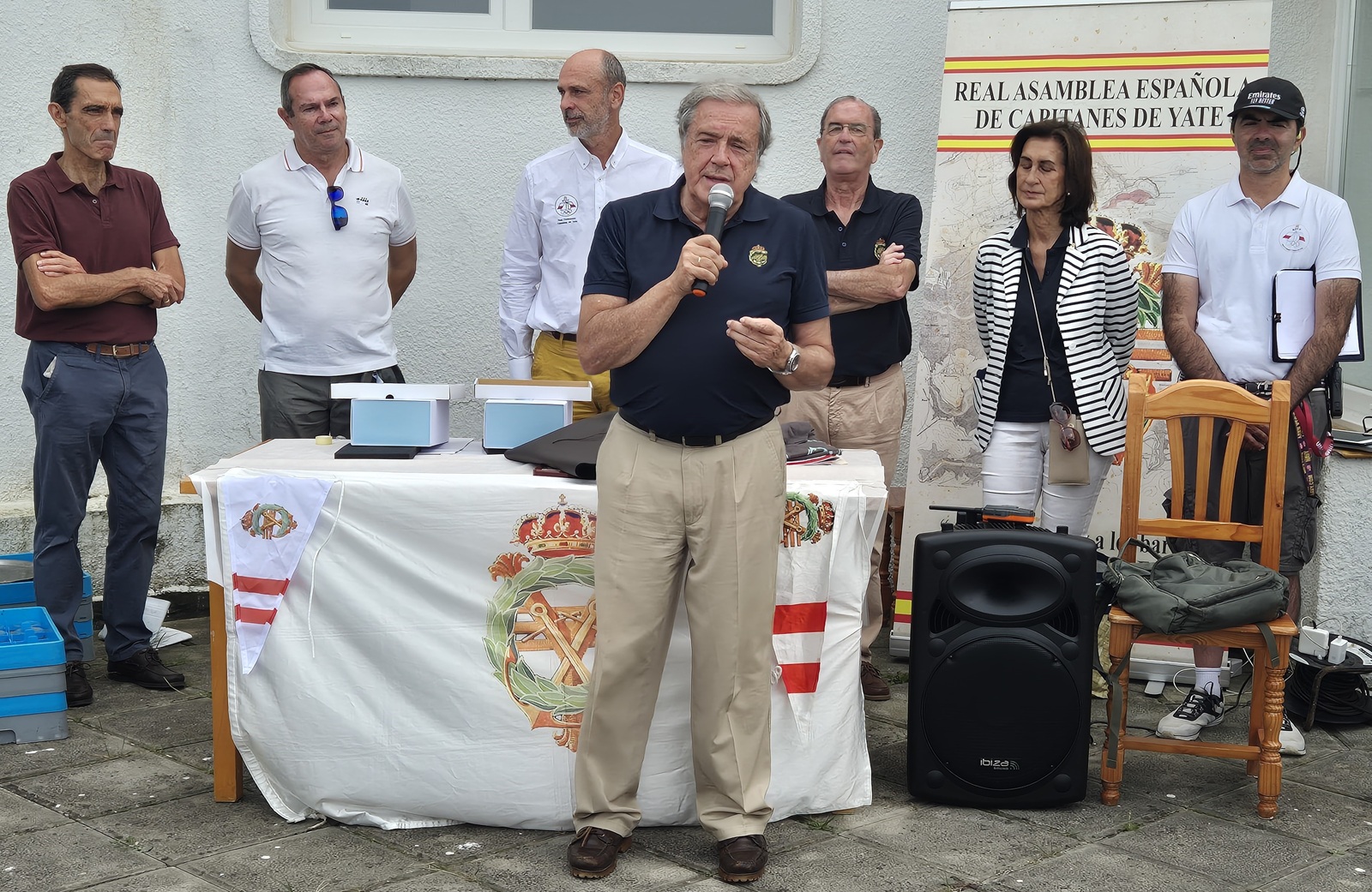 Foto de grupo de los regatistas y autoridades