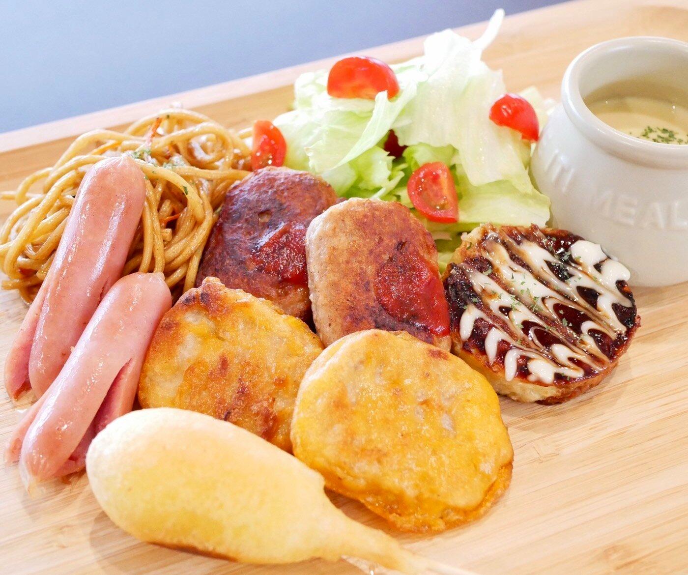 キッズプレート　お子様料金は小学生・4歳児以上は夕朝食付きでご用意しています。 ※写真は１人前になります。 ※4歳以上の食事付きプランは幼児 (キッズプレート付き)　となります。 ※お申込みはお子様人数で調整ください。 ※3歳以下のお子様には食事はついておりません。
