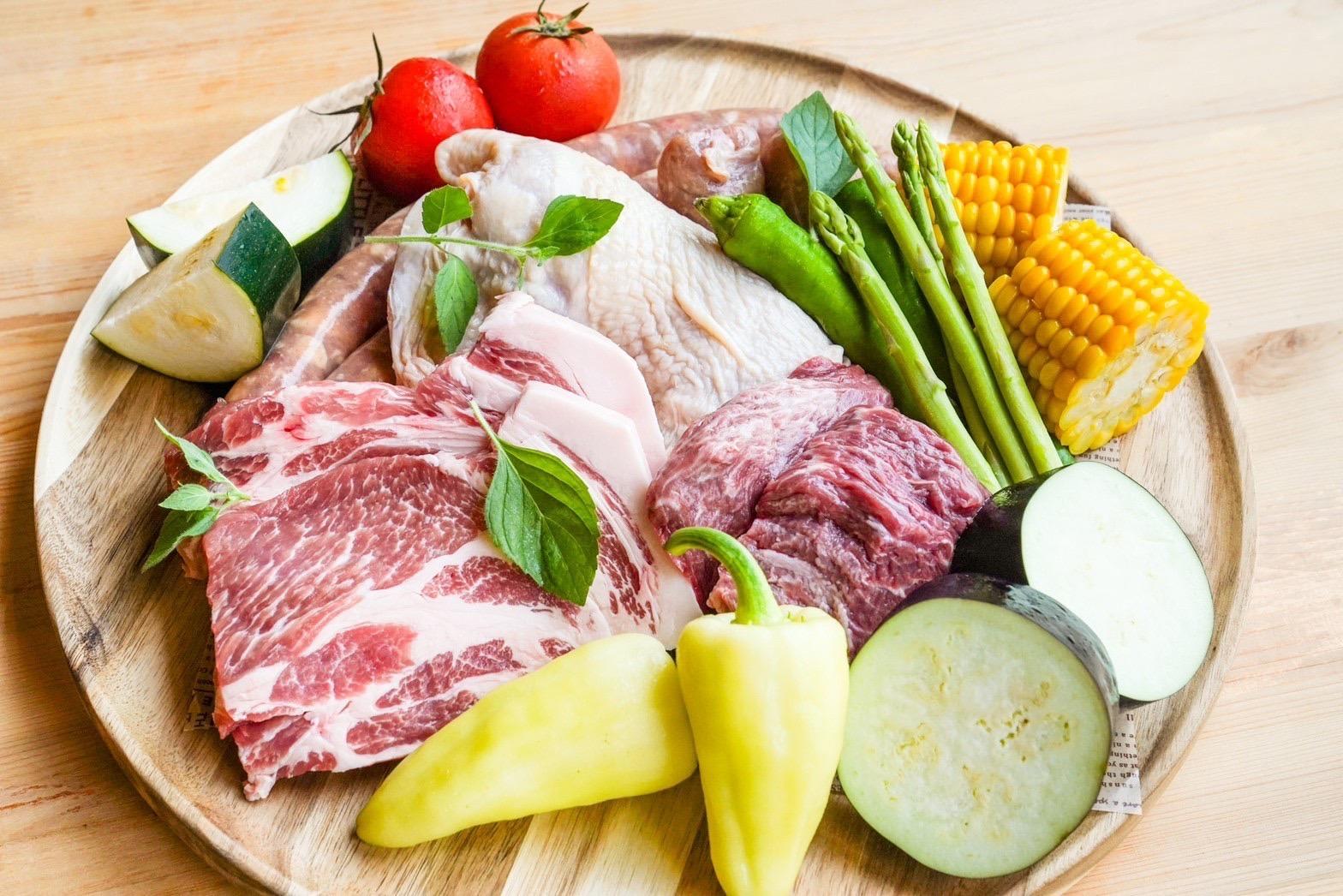 3月～10月のご夕食BBQです。ボリューム満点のお肉や新鮮なお野菜をご用意してます。
