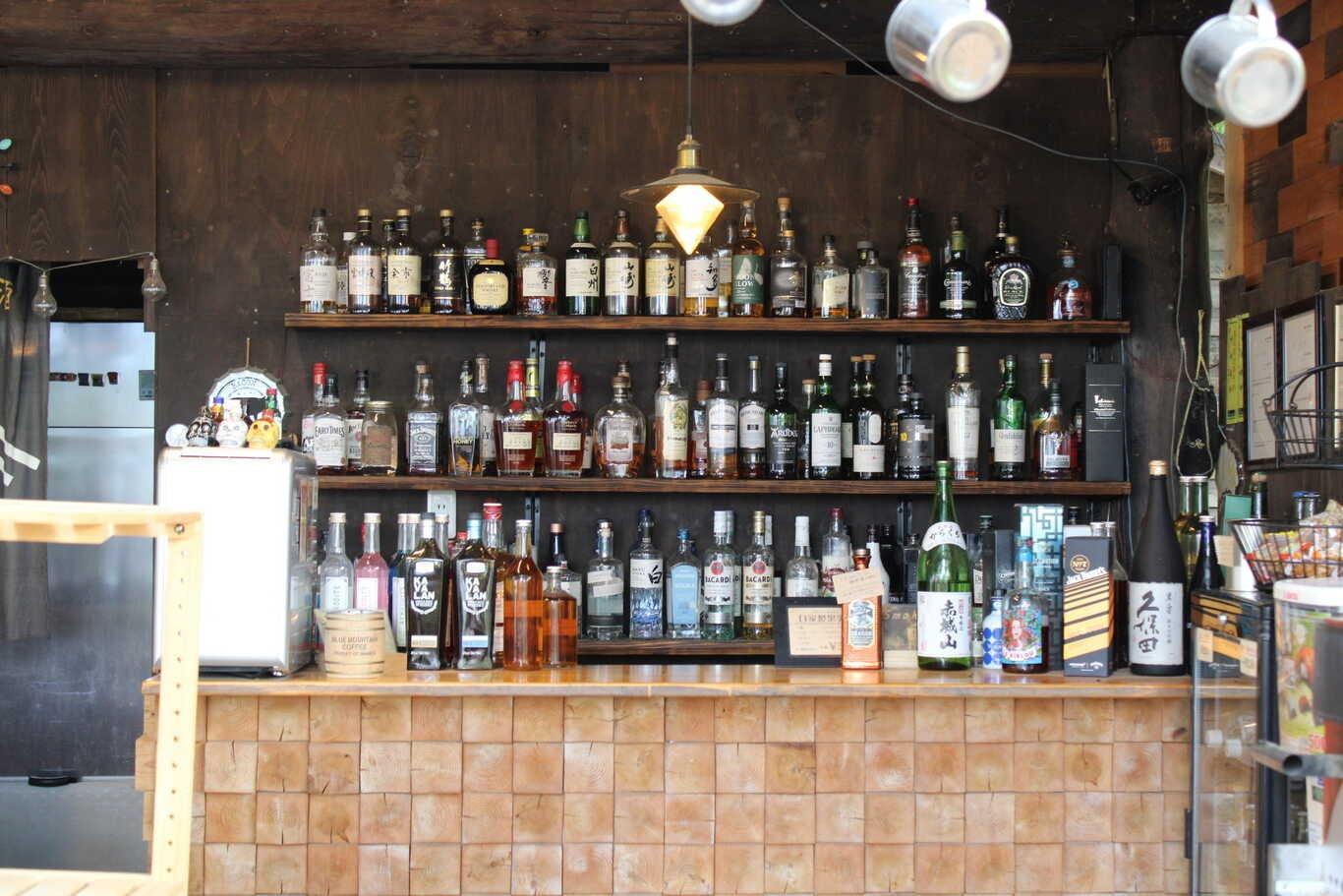 Barでは100種以上のカクテル・ウイスキー等を提供