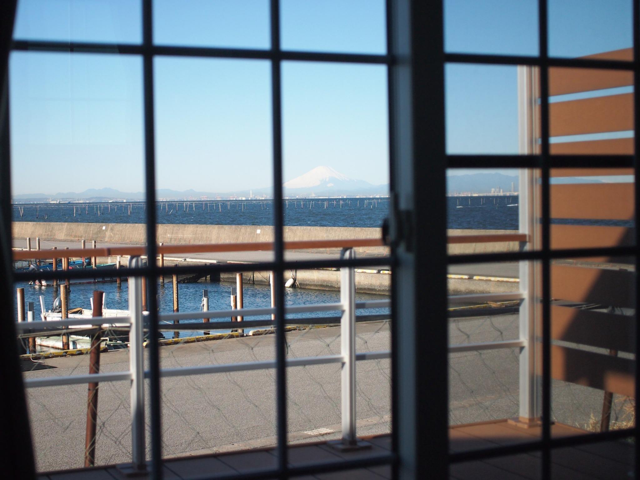 窓の外に広がる東京湾。晴れた日には富士山も
