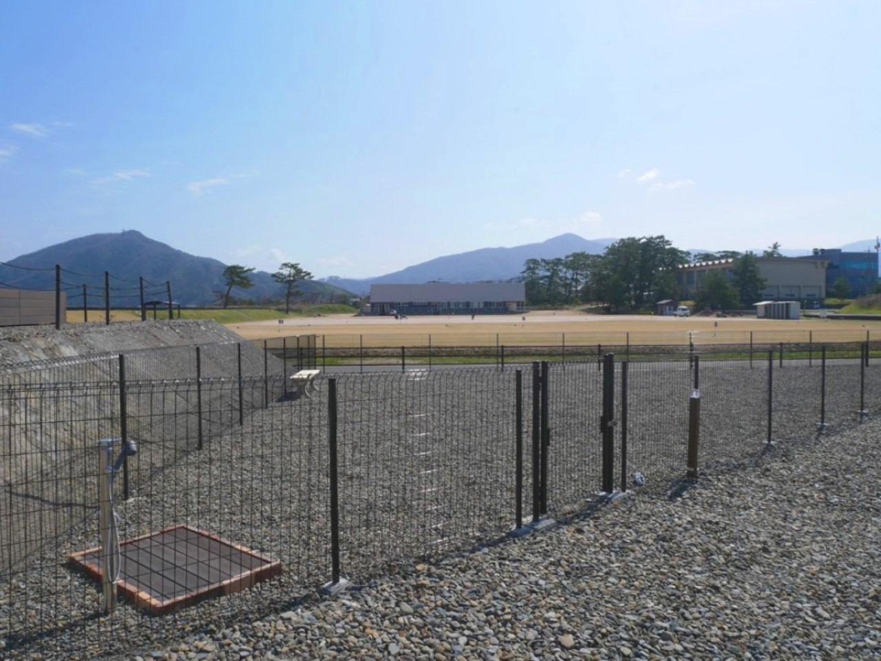 ドッグラン①ドックランは、宿泊された方はもちろん、日帰りの方も無料でご利用頂けます。 海岸沿いに建つグランピング施設なので、海岸で愛犬とお散歩、ドックランは、愛犬をリード無しで自由に遊ばせてあげることができる場所です。
