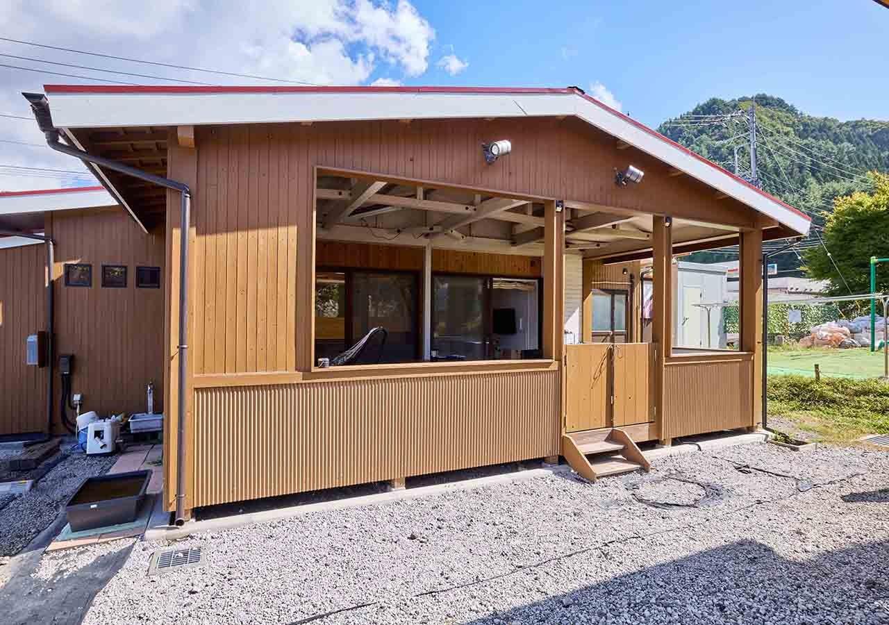 ・【ヴィラ外観】山小屋風の外観。リビングより広いウッドデッキは開放感があります