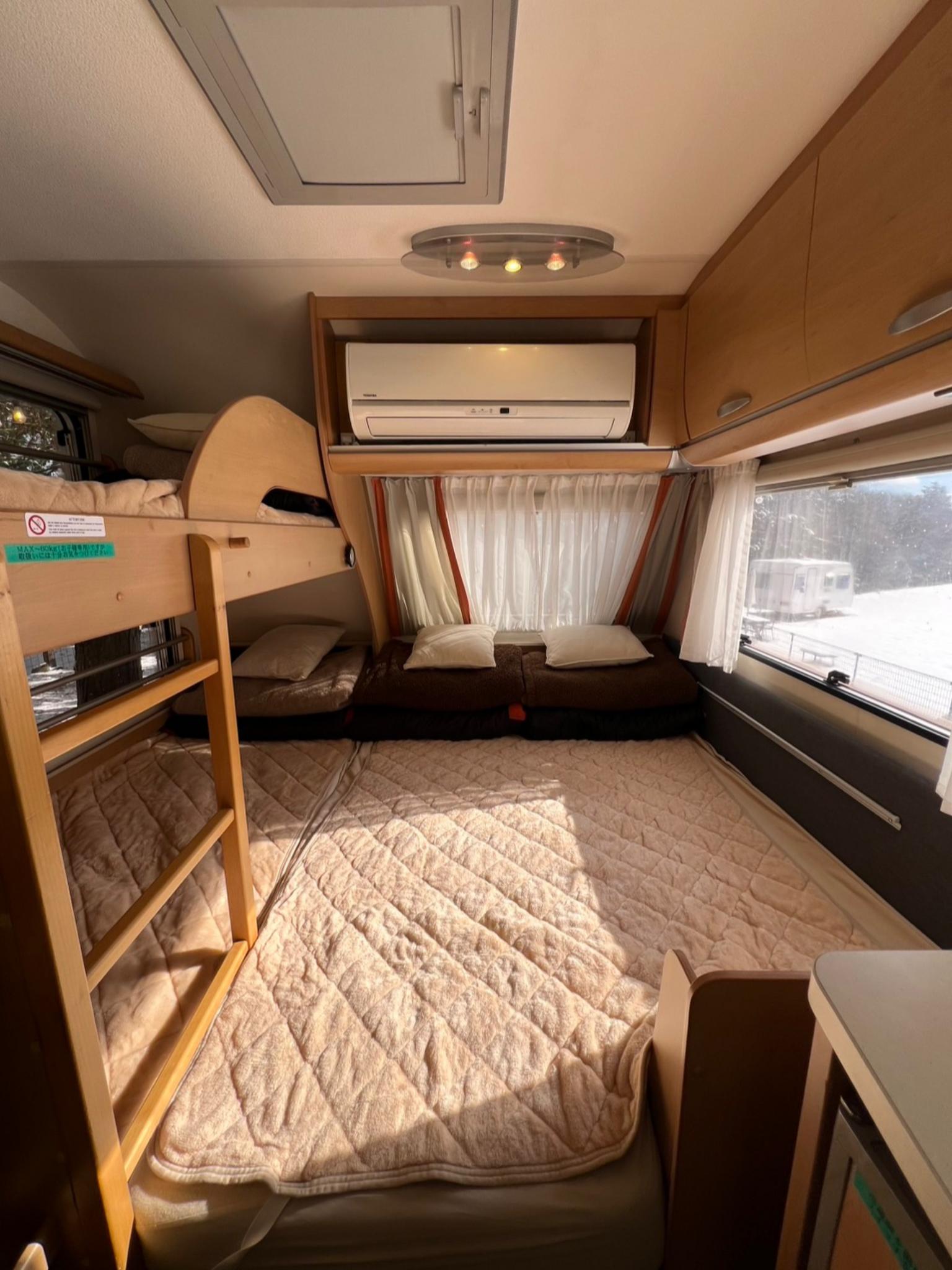 【寝室①】入って右手側。シングル2段ベッド1台・セミダブルベッド1台に計4名様ご就寝いただけます。