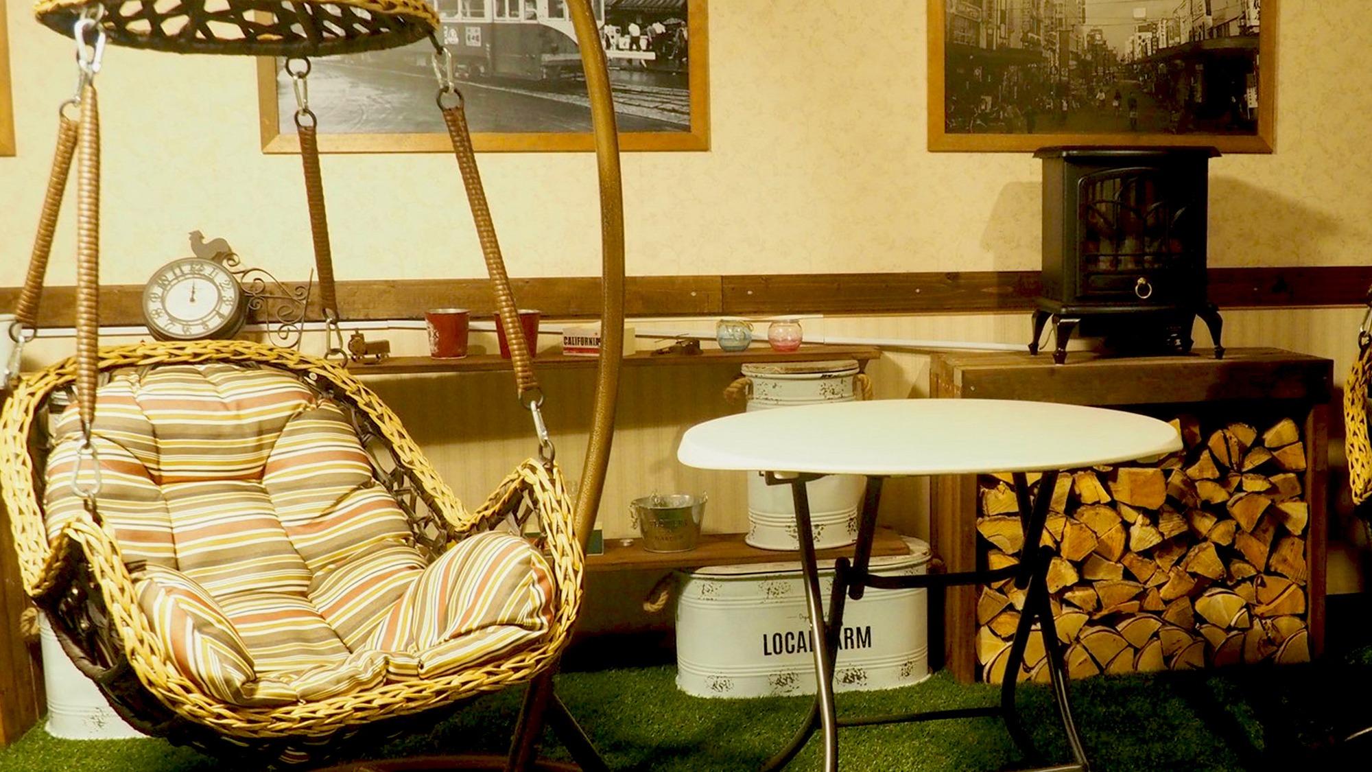 【本館共用スペース】エッグチェアやハンモックなど、くつろげるカフェのような空間で、のんびり読書タイム