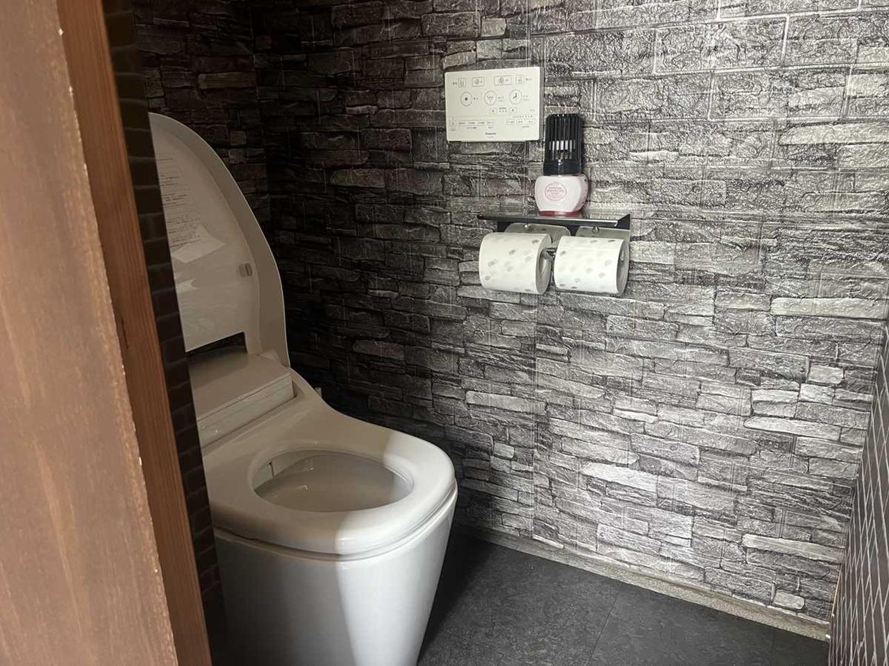 自動開閉ウォシュレット完備の綺麗なトイレです。