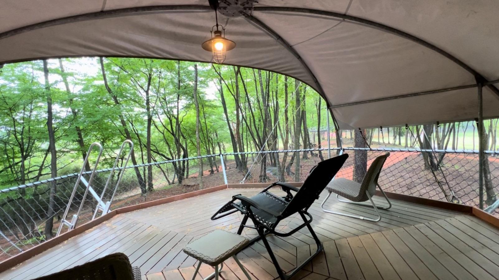 Aサイトにある外気浴用空中デッキ