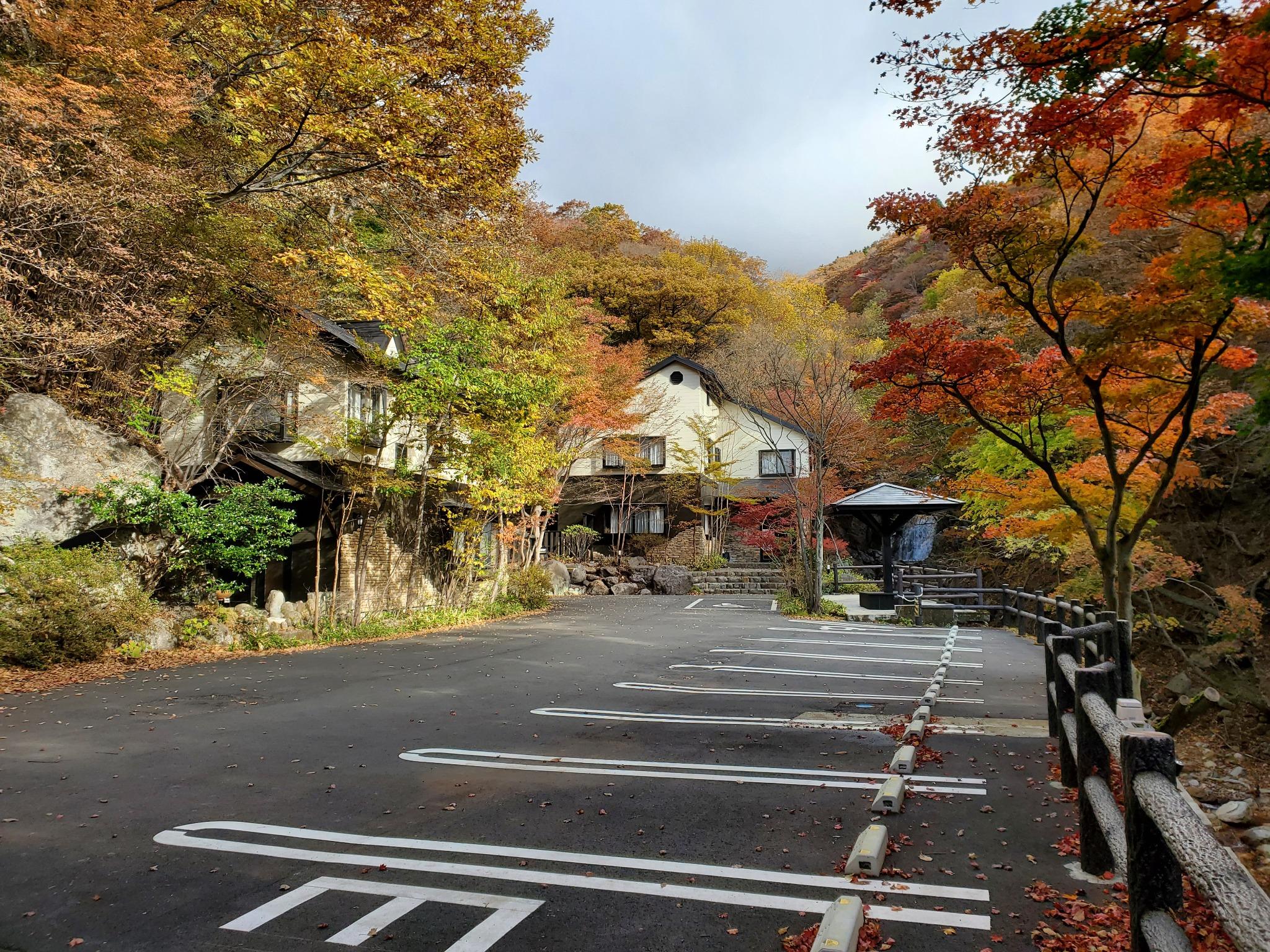 赤川温泉赤川荘の駐車場で車中泊