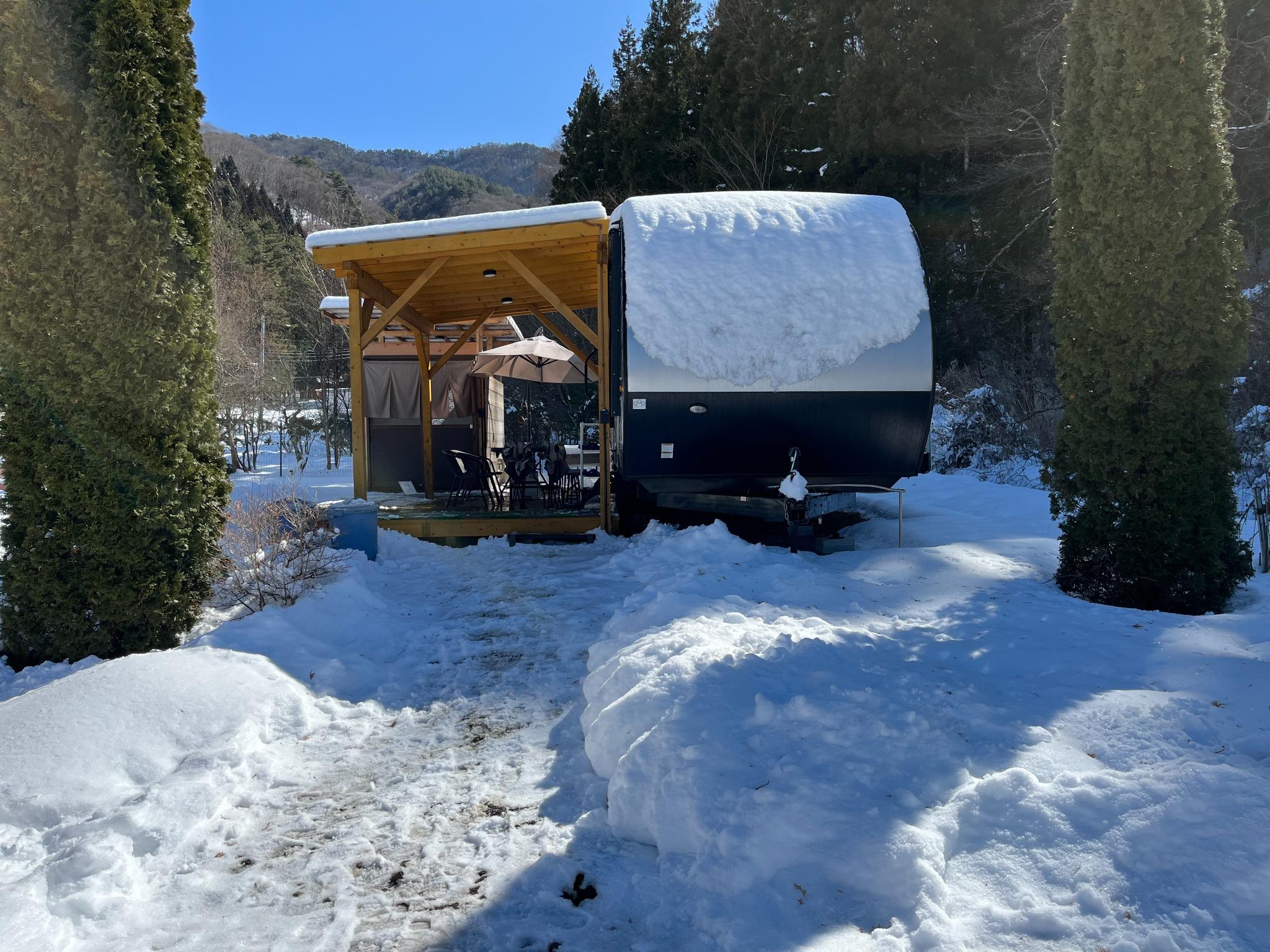 トレーラーハウスの雪化粧。