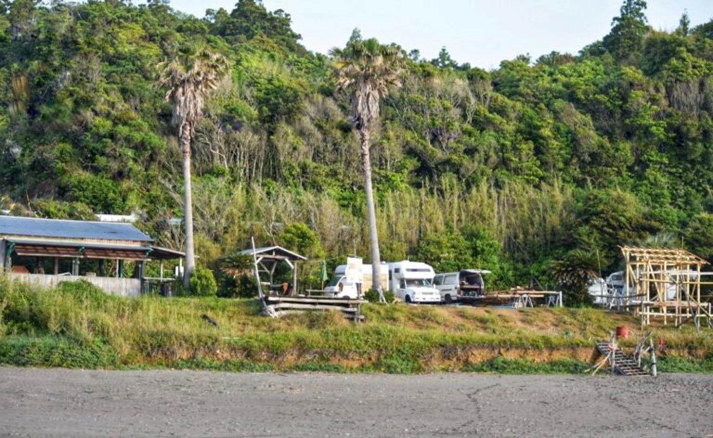 高知県四万十市平野サーフビーチの海岸沿いに位置する小さなキャンプ場です。