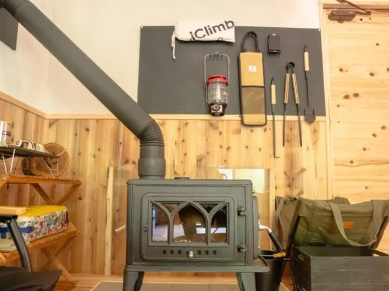 冬の時期には薪ストーブもおすすめです。