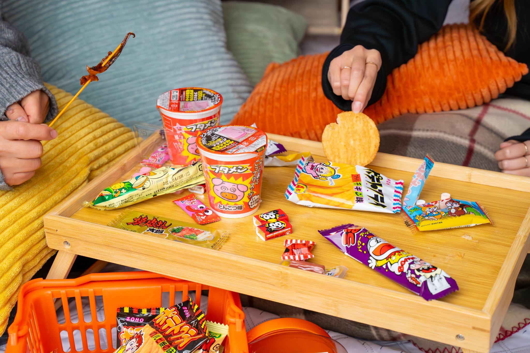 受付にて駄菓子も販売！懐かしの駄菓子で乾杯！