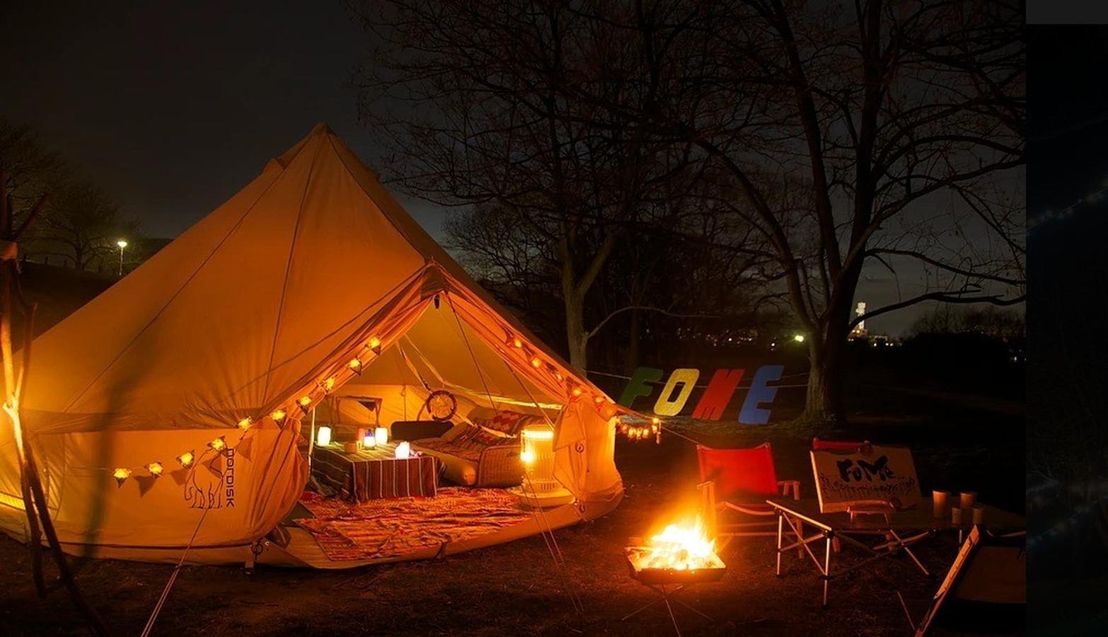 夜の場内を彩るグランピングサイト