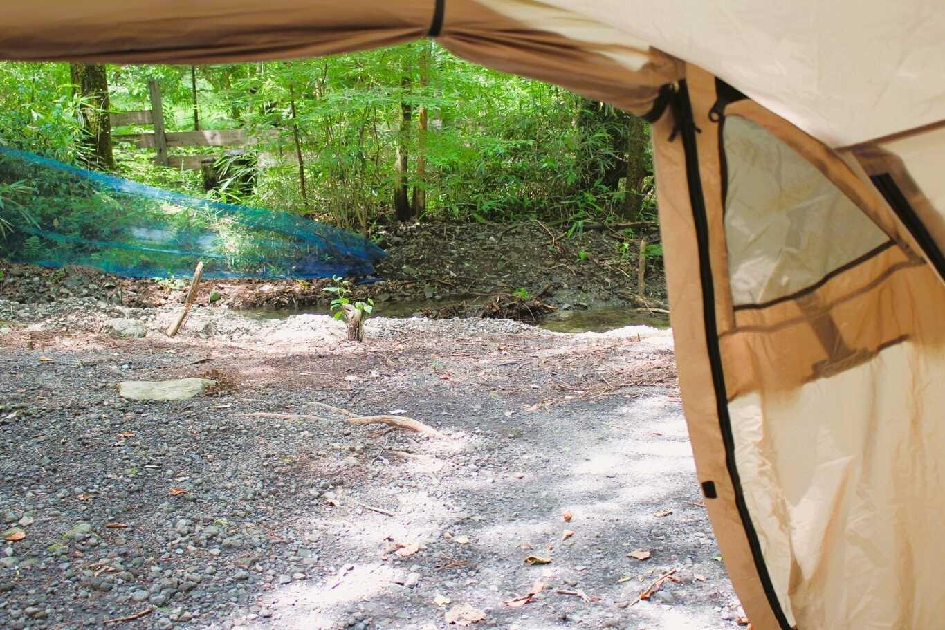 52サイトの脇に小川が流れています。