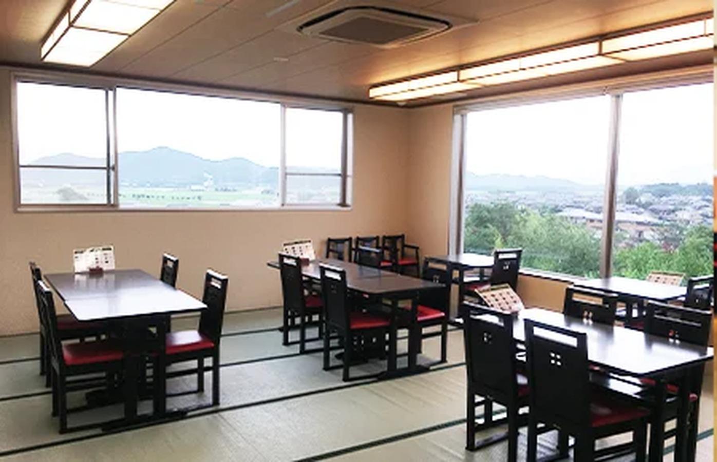御食事処 蒲生野：御食事処 蒲生野では、定番である「ざるそば・うどん」「天ぶらそば・うどん」「きつねそば・うどん」等といった軽食物からはもちろん、人気定番メニューの「カツカレー」、また風呂上りのビールにぴったりのおつまみ系等、幅広く取り扱っております。   ●営業時間 11:00～14:30