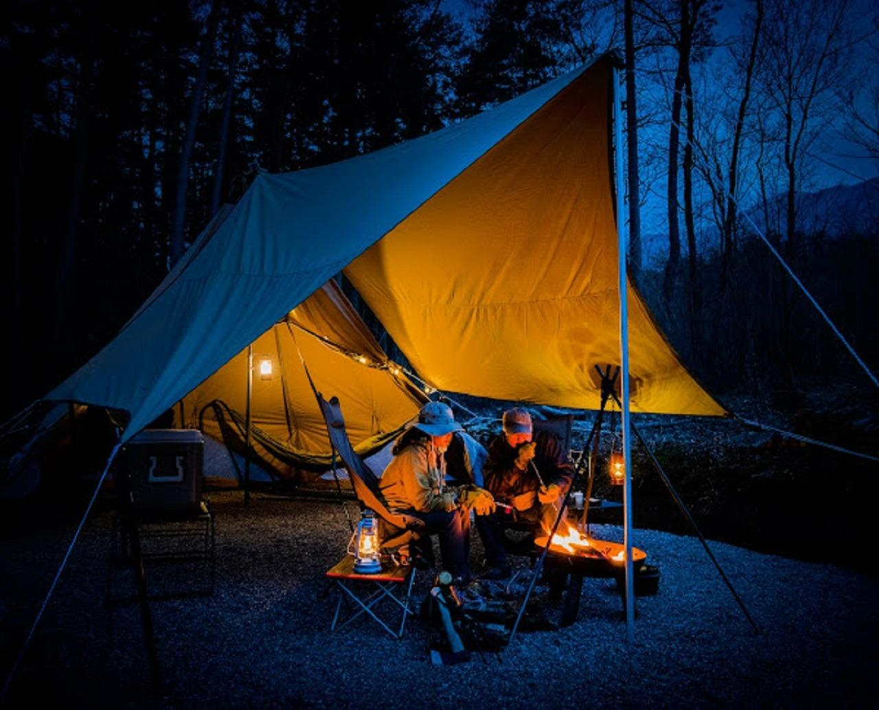 冬は薪ストーブが設置される、初心者から経験者まで人気の大型常設テントのワイルドグランピングサイト。