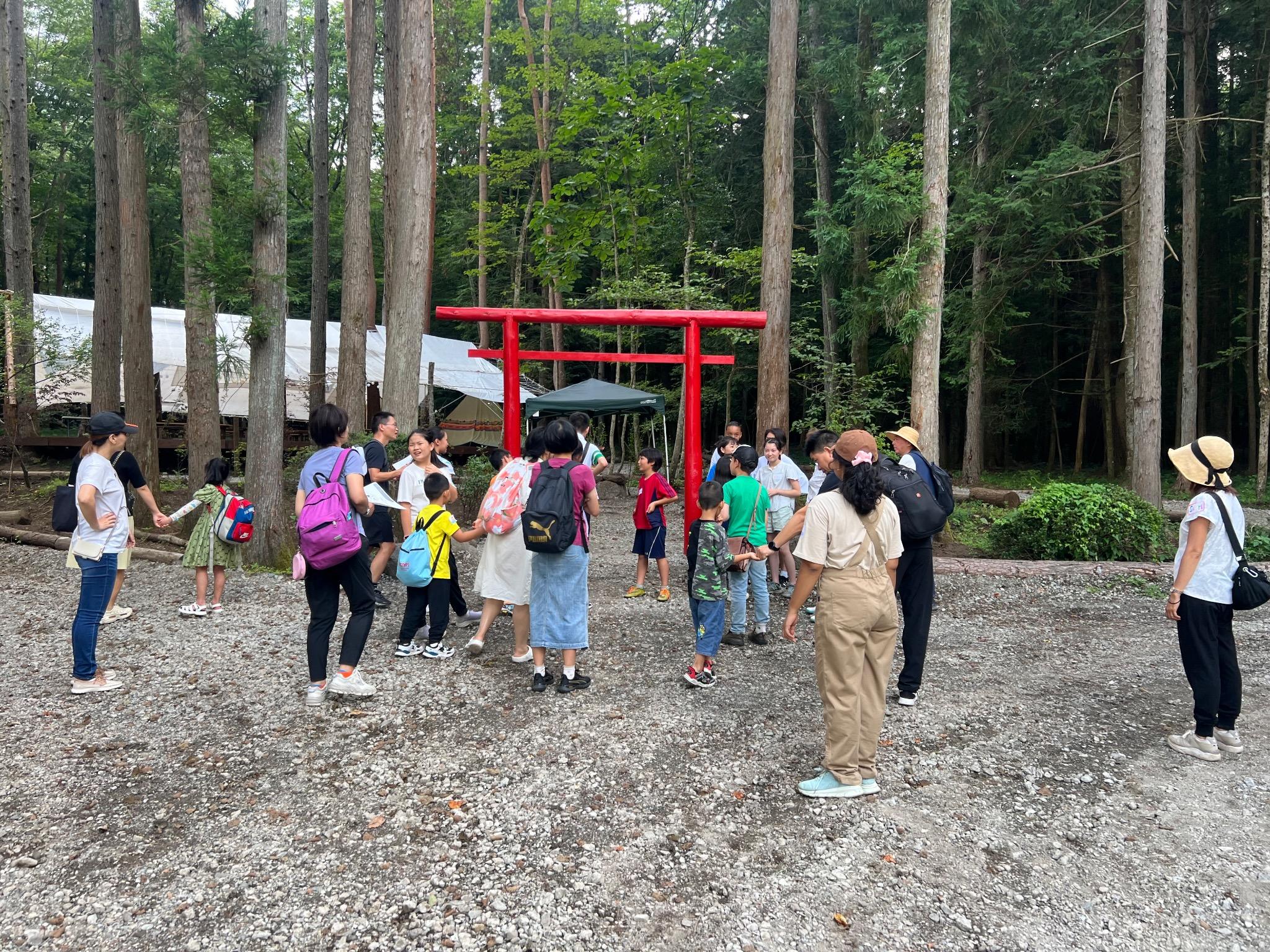 Out guests visiting Suomi Shrine