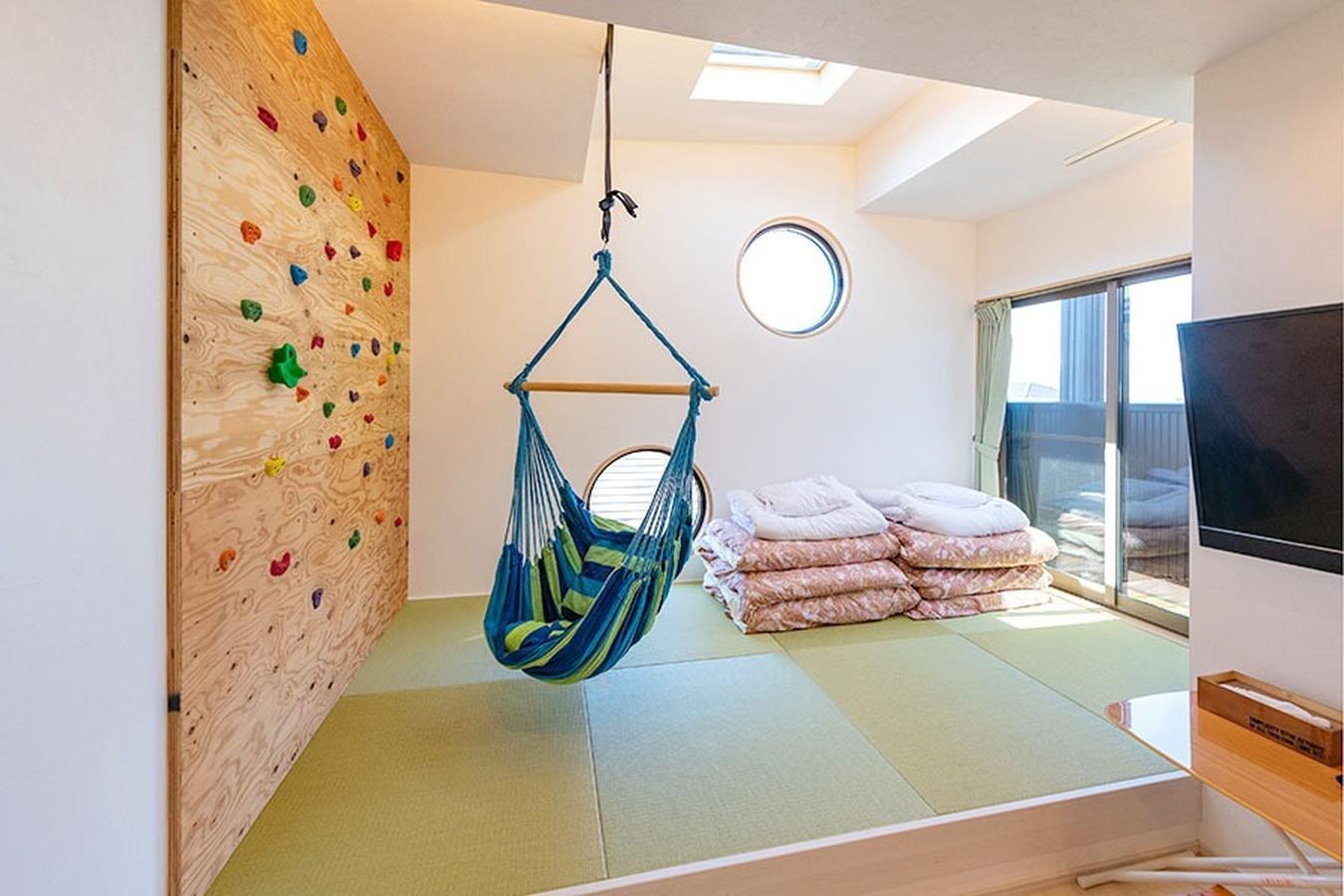 【シークレットベース】貸切りアパートメントタイプの「シークレットベース」は、各部屋にハンモック、クライミングウォールを備えたご家族で楽しんでいただけるお部屋です。 遊び心溢れるお部屋は、キッチン、お風呂を完備。